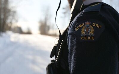 Le caporal Keven Rouleau, de la Gendarmerie royale du Canada, patrouille le long de la frontière canado-américaine, près de la ville frontalière de Stanstead, au Québec, le 30 janvier 2025. (Crédit : Daphné LEMELIN / AFP)
