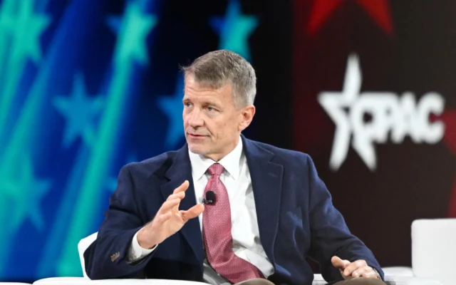Le fondateur de la société militaire privée Blackwater, Erik Prince, s'exprime lors de la conférence annuelle Conservative Political Action Conference (CPAC) au Gaylord National Resort & Convention Center à National Harbor, Oxon Hill, dans le Maryland, le 22 février 2025. (Crédit : Alex WROBLEWSKI / AFP)