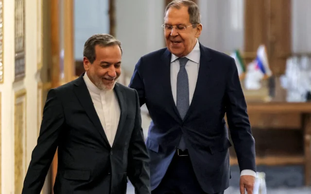 Le ministre iranien des Affaires étrangères Abbas Araghchi (à gauche) et son homologue russe Sergueï Lavrov marchent ensemble après leur réunion pour donner une conférence de presse conjointe au siège du ministère des Affaires étrangères à Téhéran, le 25 février 2025. (Crédit : ATTA KENARE/AFP) Le ministre iranien des Affaires étrangères Abbas Araghchi (à gauche) et son homologue russe Sergueï Lavrov marchent ensemble après leur réunion pour donner une conférence de presse conjointe au siège du ministère des Affaires étrangères à Téhéran, le 25 février 2025. (Crédit : ATTA KENARE/AFP)