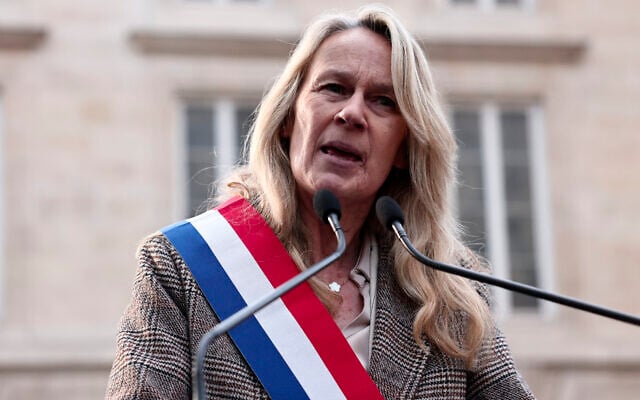 La députée française Constance Le Grip, du parti Renaissance, prend la parole lors d'un rassemblement de soutien à l'écrivain franco-algérien Boualem Sansal, arrêté en Algérie, à l'initiative de son comité de soutien, à Paris le 25 mars 2025. (Crédit : Thibaud Moritz / AFP)