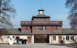 Des visiteurs faisant la queue devant l'entrée principale du mémorial de l'ancien camp de concentration nazi de Buchenwald, le 3 avril 2025. (Crédit : Jens Schlueter/AFP)