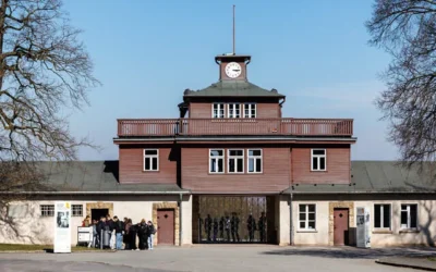 Des visiteurs faisant la queue devant l'entrée principale du mémorial de l'ancien camp de concentration nazi de Buchenwald, le 3 avril 2025. (Crédit : Jens Schlueter/AFP)