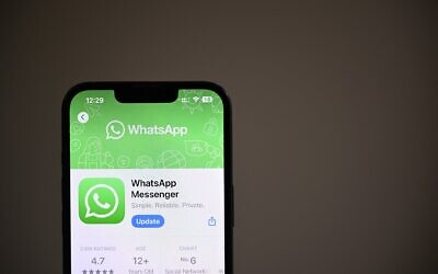 Illustration : L'application de messagerie WhatsApp dans l'App Store affichée sur l'écran d'un téléphone, dans une propriété résidentielle à Guildford, au sud de Londres. (Crédit : Justin Tallis/AFP) Illustration : L'application de messagerie WhatsApp dans l'App Store affichée sur l'écran d'un téléphone, dans une propriété résidentielle à Guildford, au sud de Londres. (Crédit : Justin Tallis/AFP)