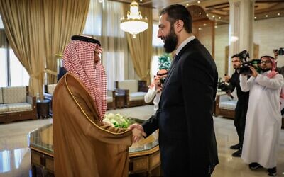 Le président par intérim syrien Ahmed al-Sharaa (à droite) accueillant le ministre des Affaires étrangères saoudien, le prince Faisal ben Farhan (à gauche), à Damas, le 31 mai 2025. (Crédit : AFP PHOTO/HO/SANA)
