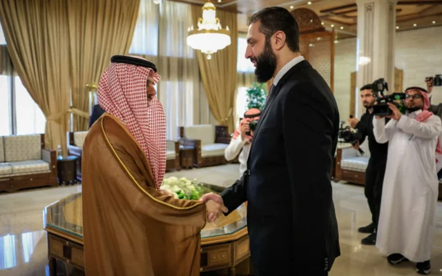 Le président par intérim syrien Ahmed al-Sharaa, à droite, recevant le ministre des Affaires étrangères saoudien, le prince Faisal bin Farhan, à Damas, le 31 mai 2025. (Crédit : AFP PHOTO / HO / SANA)