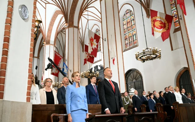 Le président polonais Karol Nawrocki (au premier rang, 2ᵉ à partir de la gauche) et son épouse Marta Nawrocka assistant à une messe, à la cathédrale Saint-Jean après l'investiture de Nawrocki au Parlement polonais, le Sejm, à Varsovie, le 6 août 2025. (Crédit : Sergei Gapon/AFP)