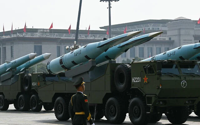Des missiles anti-navires supersoniques chinois YJ-17 lors d'un défilé militaire à l'occasion du 80e anniversaire de la victoire sur le Japon et de la fin de la Seconde Guerre mondiale, à Pékin, le 3 septembre 2025. (GREG BAKER / AFP)