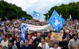 Archive : Des manifestants participent à un rassemblement anti-Israël et pro-palestinien intitulé "Arrêtez le génocide à Gaza ! Pas d'armes dans les zones de guerre ! La paix plutôt que la course aux armements !", à la porte de Brandebourg à Berlin, le 13 septembre 2025. (Crédit : . John MACDOUGALL / AFP)