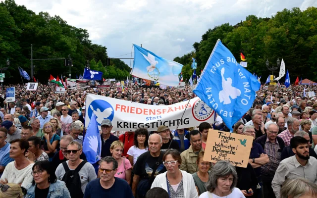 Archive : Des manifestants participent à un rassemblement anti-Israël et pro-palestinien intitulé "Arrêtez le génocide à Gaza ! Pas d'armes dans les zones de guerre ! La paix plutôt que la course aux armements !", à la porte de Brandebourg à Berlin, le 13 septembre 2025. (Crédit : . John MACDOUGALL / AFP)