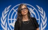 La rapporteuse spéciale des Nations unies sur les Territoires palestiniens, Francesca Albanese, s'exprimant lors d'une conférence de presse, à Genève, le 15 septembre 2025. (Crédit : Fabrice Cofrini/AFP)