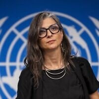 La rapporteuse spéciale des Nations unies sur les Territoires palestiniens, Francesca Albanese, s'exprimant lors d'une conférence de presse, à Genève, le 15 septembre 2025. (Crédit : Fabrice Cofrini/AFP)