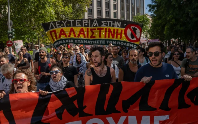 Des manifestants scandent des slogans et brandissent des banderoles lors d’une manifestation contre la campagne israélienne à Gaza, à Athènes, le 20 septembre 2025. (Crédit : Angelos TZORTZINIS/AFP)