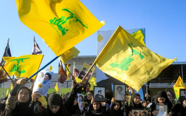 Des personnes en deuil assistent à une cérémonie marquant le premier anniversaire de l'assassinat par Israël du chef historique du Hezbollah, Hassan Nasrallah, dans la ville de Deir Qanoun al-Nahr, près de Tyr, dans le sud du Liban, le 27 septembre 2025. (Crédit : Mahmoud ZAYYAT / AFP)