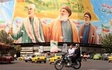 Des Iraniens roulant à moto devant un panneau d'affichage représentant les dirigeants libanais du groupe terroriste chiite libanais du Hezbollah assassinés, Hassan Nasrallah (au centre) et son successeur Hashem Safieddine (à droite), ainsi que le défunt général iranien Qasem Soleimani, à Téhéran, le 28 septembre 2025. (Crédit : Atta Kenare/AFP)