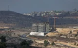Un bâtiment en construction dans l'implantation de Givat Zeev, en Cisjordanie, le 24 octobre 2025. (Ahmad GHARABLI / AFP)