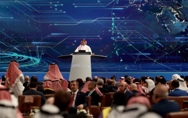 Yasir Al-Rumayyan, directeur du Fonds d'investissement public, le fonds souverain influent de l'Arabie saoudite, s'adresse à la cérémonie d'ouverture de la Future Investment Initiative, à Riyad, le 28 octobre 2025. (Crédit : Fayez Nureldine / AFP) Yasir Al-Rumayyan, directeur du Fonds d'investissement public, le fonds souverain influent de l'Arabie saoudite, s'adresse à la cérémonie d'ouverture de la Future Investment Initiative, à Riyad, le 28 octobre 2025. (Crédit : Fayez Nureldine / AFP)