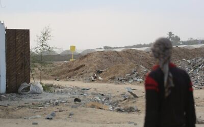 Un Palestinien fait face à un bloc de béton (à l'arrière-plan) marquant la "Ligne jaune" tracée par l'armée israélienne à Bureij, dans le centre de la bande de Gaza, le 4 novembre 2025. (Crédit : Bashar Taleb / AFP)
