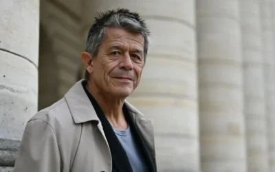 L'écrivain français Emmanuel Carrere, lauréat du prix littéraire Médicis pour son roman « Kolkhoze », à Paris, en France, le 5 novembre 2025. (Julie SEBADELHA / AFP)
