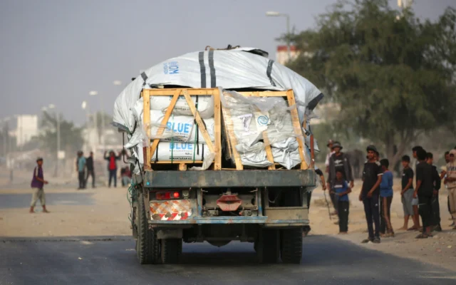 Un camion chargé d'aide humanitaire circule sur la route Salah al-Din dans le centre de la bande de Gaza, près de Deir al-Balah, le 9 novembre 2025. (Crédit : Eyad Baba/AFP) Un camion chargé d'aide humanitaire circule sur la route Salah al-Din dans le centre de la bande de Gaza, près de Deir al-Balah, le 9 novembre 2025. (Crédit : Eyad Baba/AFP)