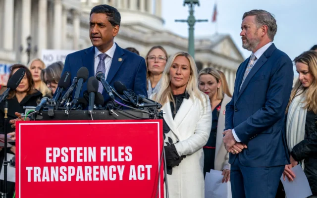 (De gauche à droite) Le représentant américain Ro Khanna, démocrate de Californie, le représentant américain Thomas Massie, républicain du Kentucky, et la représentante américaine Marjorie Taylor Greene, républicaine de Géorgie, s'expriment lors d'une conférence de presse sur la "loi sur la transparence des dossiers Epstein" au Capitole américain à Washington, DC, le 18 novembre 2025. (Crédit: DANIEL HEUER / AFP)