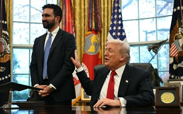 Le président américain Donald Trump (à droite) recevant le maire de New York, Zohran Mamdani, dans le bureau ovale de la Maison Blanche à Washington, le 21 novembre 2025. (Crédit : Jim Watson/AFP)
