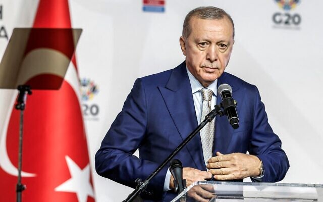 Le président turc Recep Tayyip Erdogan lors d'une conférence de presse après la conclusion du sommet des dirigeants du G20, au Nasrec Expo Centre de Johannesburg, en Afrique du Sud, le 23 novembre 2025. (Crédit : Marco Longari/AFP)