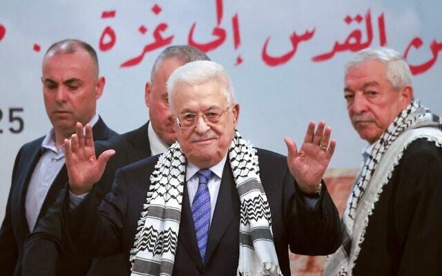 Le dirigeant de l'Autorité palestinienne, Mahmoud Abbas, saluant à son arrivée à l'ouverture de la conférence de la jeunesse du Fatah, à Ramallah, le 27 novembre 2025. (Crédit : Jaafar Ashtiyeh/AFP) Le dirigeant de l'Autorité palestinienne, Mahmoud Abbas, saluant à son arrivée à l'ouverture de la conférence de la jeunesse du Fatah, à Ramallah, le 27 novembre 2025. (Crédit : Jaafar Ashtiyeh/AFP)