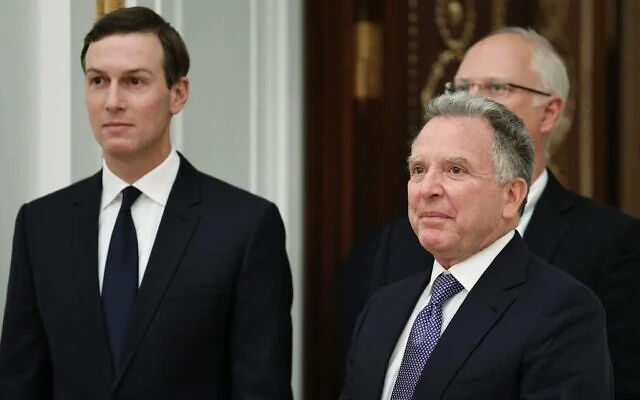 l'envoyé spécial américain Steve Witkoff et le gendre du président américain Donald Trump, Jared Kushner, accompagnés de l'envoyé économique du Kremlin Kirill Dmitriev, avant une réunion avec le président russe au Kremlin à Moscou, le 2 décembre 2025. (Crédit : Alexander Kazakov/Pool/AFP) l'envoyé spécial américain Steve Witkoff et le gendre du président américain Donald Trump, Jared Kushner, accompagnés de l'envoyé économique du Kremlin Kirill Dmitriev, avant une réunion avec le président russe au Kremlin à Moscou, le 2 décembre 2025. (Crédit : Alexander Kazakov/Pool/AFP)