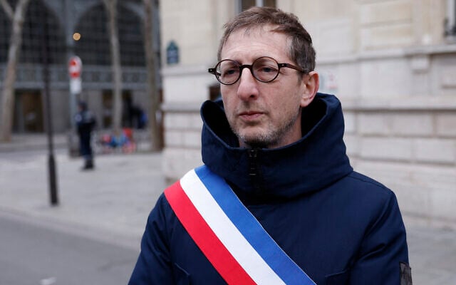 Le maire de Paris-Centre, Ariel Weil, s'est adressé aux médias après le dévoilement d'une banderole réclamant la libération du journaliste français Christophe Gleizes, emprisonné dans le centre de Paris, le 17 décembre 2025. (Crédit : CHARLOTTE SIEMON / AFP)