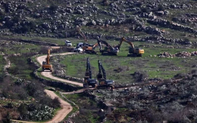 Des bulldozers israéliens commencent  la construction d'implantations dans la région de Sarouj, entre les villes de Silat al-Harithiya et Yamoun, à l'ouest de Jénine, en Cisjordanie, le 22 décembre 2025. (Zain Jaafar/AFP)