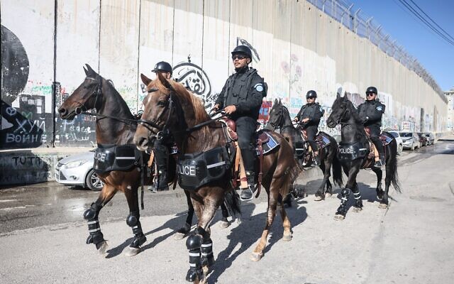 Illustration : La police montée de l'Autorité palestinienne, à Bethléem, en Cisjordanie, le 24 décembre 2025. (Crédit : Ahmad Gharabli/AFP)