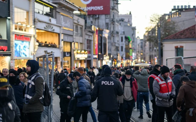 Des policiers turcs contrôlent l'accès à la place Taksim avant les célébrations du Nouvel An 2026 à Istanbul, le 31 décembre 2025. (Crédit : Yasin AKGUL / AFP)