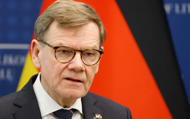 Le ministre allemand des Affaires étrangères, Johann Wadephul, s'exprimant lors d'une conférence de presse conjointe avec le ministre lituanien des Affaires étrangères au ministère des Affaires étrangères à Vilnius, en Lituanie, le 5 janvier 2026. (Crédit : Petras Malukas/AFP)