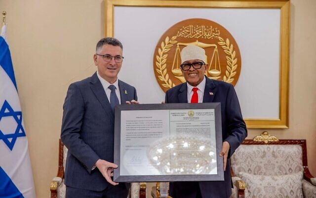 Le président du Somaliland, Abdirahman Abdullahi Mohamed (à droite) et le ministre des Affaires étrangères Gideon Saar, au palais présidentiel de Hargeisa, au Somaliland, le 6 janvier 2026. (Crédit : Bureau présidentiel du Somaliland/AFP)