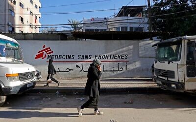 Des Gazaouies passant devant le dispensaire de Médecins Sans Frontières (MSF) dans le quartier d’al-Rimal, à Gaza-City, le 11 janvier 2026. (Crédit : Omar al-Qattaa/AFP)