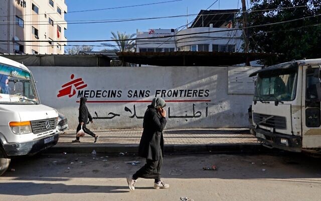 Des Gazaouies passant devant le dispensaire de Médecins Sans Frontières (MSF) dans le quartier d’al-Rimal, à Gaza-City, le 11 janvier 2026. (Crédit : Omar al-Qattaa/AFP) Des Gazaouies passant devant le dispensaire de Médecins Sans Frontières (MSF) dans le quartier d’al-Rimal, à Gaza-City, le 11 janvier 2026. (Crédit : Omar al-Qattaa/AFP)