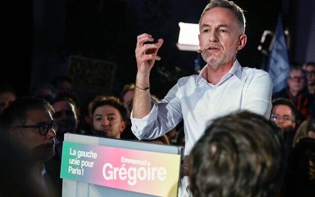 Emmanuel Grégoire lors d’un meeting à Paris, le 14 janvier 2026. (Crédit : Martin Lelievre/AFP)