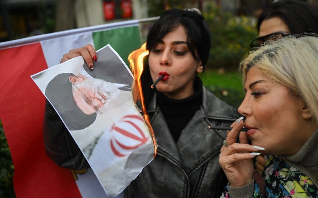 Illustration : une femme brûlant un portrait du guide suprême iranien, l'ayatollah Ali Khamenei, lors d'une manifestation de solidarité avec les manifestants iraniens, à Yalova, en Turquie, le 16 janvier 2026. (Crédit : Yasın Akgul/AFP)