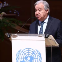 Le secrétaire général des Nations unies, Antonio Guterres, s’exprimant lors de la conférence de l’UNA-UK marquant le 80ᵉ anniversaire de la fondation de l’ONU, au Methodist Central Hall, lieu de la première Assemblée générale des Nations unies, à Londres, le 17 janvier 2026. (Crédit : Toby Shepheard/AFP)