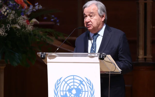 Le secrétaire général des Nations unies, Antonio Guterres, s’exprime lors de la conférence de l’UNA-UK marquant le 80ᵉ anniversaire de la fondation de l’ONU, au Methodist Central Hall, lieu de la première Assemblée générale des Nations unies, à Londres, le 17 janvier 2026. (Crédit : Toby Shepheard/AFP)