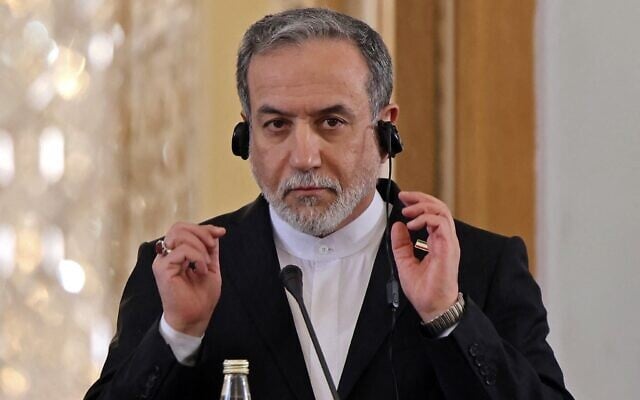 Le ministre iranien des Affaires étrangères Abbas Araghchi participe à une conférence de presse conjointe avec son homologue irakien, Fuad Hussein, à Téhéran, le 18 janvier 2026. (Crédit : Atta Kenare / AFP)