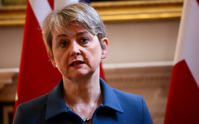 La ministre britannique des Affaires étrangères, Yvette Cooper, s'adressant aux médias, au 1 Carlton Gardens, à Londres, le 19 janvier 2026. (Crédit : Jack Taylor/POOL/AFP)