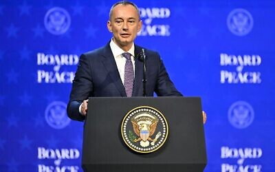 Nickolay Mladenov, Haut Représentant pour Gaza, s'exprimant lors de la réunion du « Conseil de Paix » pendant la réunion annuelle du Forum économique mondial (WEF) à Davos, le 22 janvier 2026. Le président américain Donald Trump présentera son nouveau « Conseil de Paix », à Davos, le 22 janvier 2026. (Crédit : Fabrice Coffrini/AFP)