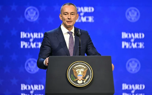 Nickolay Mladenov, haut représentant du Conseil de paix, s'exprime lors de la réunion du conseil pendant la réunion annuelle du Forum économique mondial (WEF) à Davos, en Suisse, le 22 janvier 2026. (Crédit : Fabrice COFFRINI / AFP) Nickolay Mladenov, haut représentant du Conseil de paix, s'exprime lors de la réunion du conseil pendant la réunion annuelle du Forum économique mondial (WEF) à Davos, en Suisse, le 22 janvier 2026. (Crédit : Fabrice COFFRINI / AFP)