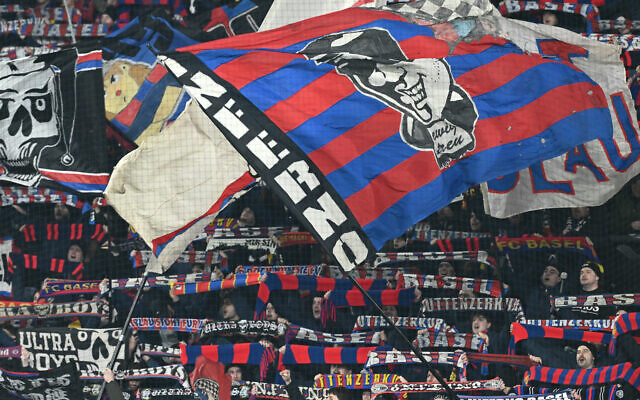Les supporters du FC Bâle agitent des drapeaux et brandissent des écharpes lors du match de football de la 8e journée de la phase de groupes de l'UEFA Europa League opposant le FC Bâle 1893 au FC Viktoria Plzen au stade St Jakob-Park de Bâle le 29 janvier 2026. (Photo : SEBASTIEN BOZON / AFP) Les supporters du FC Bâle agitent des drapeaux et brandissent des écharpes lors du match de football de la 8e journée de la phase de groupes de l'UEFA Europa League opposant le FC Bâle 1893 au FC Viktoria Plzen au stade St Jakob-Park de Bâle le 29 janvier 2026. (Photo : SEBASTIEN BOZON / AFP)