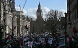 Des manifestants brandissant des pancartes et agitant des drapeaux "palestiniens" lors d'une manifestation anti-Israël, dans le centre-ville de Londres, le 31 janvier 2026. (Crédit : Justin Tallis/AFP)