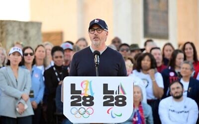 Le président du comité d'organisation des Jeux olympiques de Los Angeles 2028, Casey Wasserman, s'exprime lors d'une cérémonie d'allumage de la vasque olympique de Los Angeles 2028 au Memorial Coliseum de Los Angeles, le 13 janvier 2026. (Crédit : Frederic J. Brown / AFP)