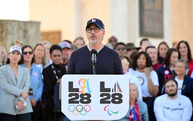 Le président du comité d'organisation des Jeux olympiques de Los Angeles 2028, Casey Wasserman, s'exprime lors d'une cérémonie d'allumage de la vasque olympique de Los Angeles 2028 au Memorial Coliseum de Los Angeles, le 13 janvier 2026. (Crédit : Frederic J. Brown / AFP)