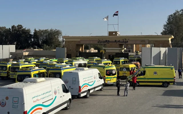 Des ambulances attendent du côté égyptien du point de passage frontalier de Rafah avec la bande de Gaza, dans le nord-est de l'Égypte, le 1er février 2026 (Crédit : AFP).