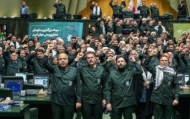 Des membres du Parlement iranien vêtus d'uniformes du Corps des Gardiens de la Révolution islamique (CGRI), le bras armé du régime iranien, scandant « Mort à l'Amérique, mort à Israël » lors d'une session, à Téhéran le 1ᵉʳ février 2026. (Crédit : ICANA NEWS AGENCY/AFP)